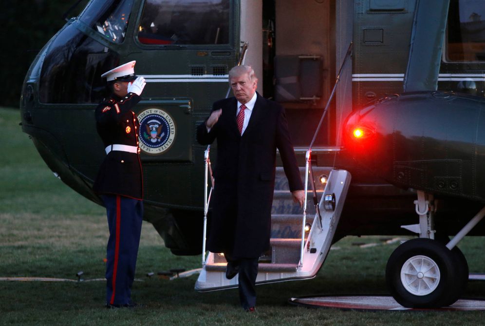 Foto: El presidente de EEUU, Donald Trump, saluda a un marine a su regreso a la Casa Blanca, en Washington, el 5 de marzo de 2017 (Reuters). 