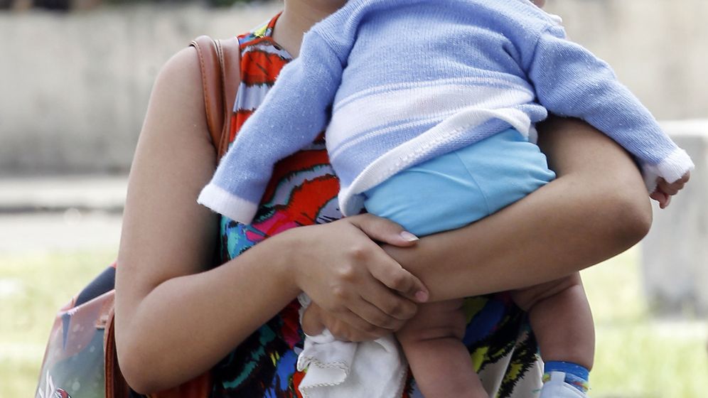 Foto: Una mujer carga a un bebé en La Habana. (EFE)