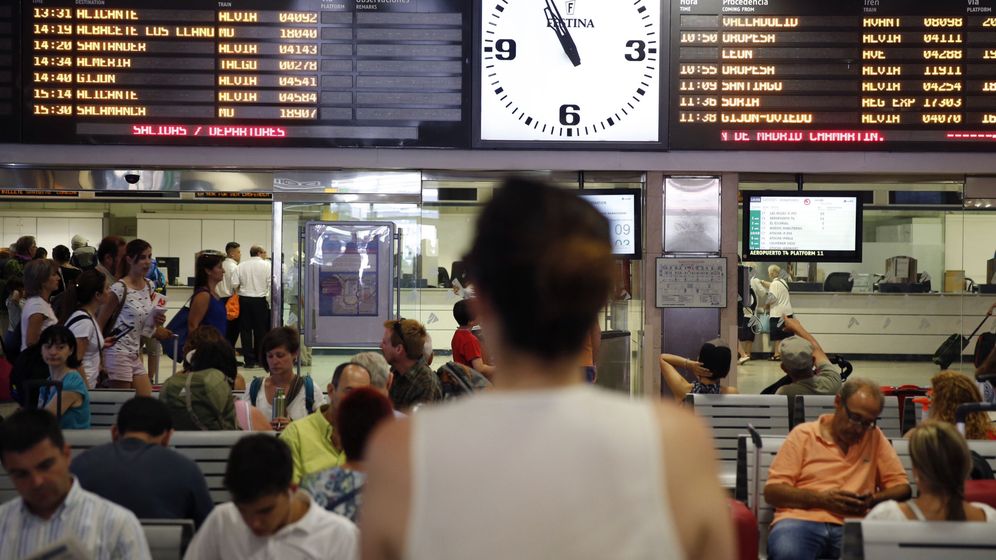 Foto: Imagen de archivo de pasajeros en la estación de Chamartín, en Madrid (EFE)