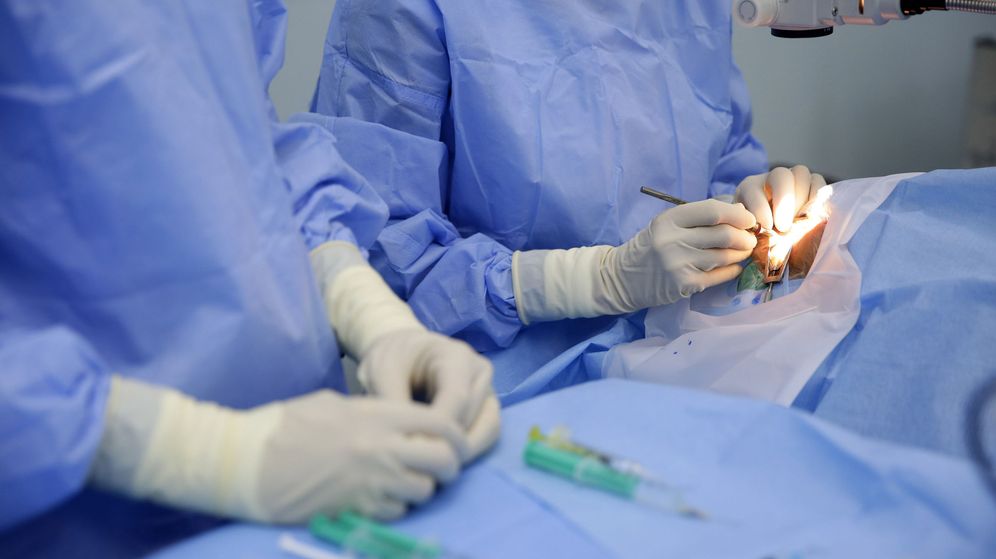 Foto: Un equipo médico realiza una cirugía de cataratas. (EFE)